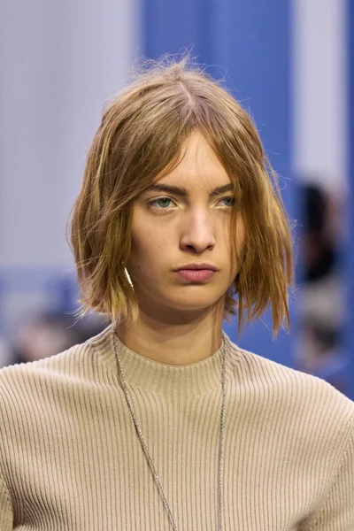 Look 16